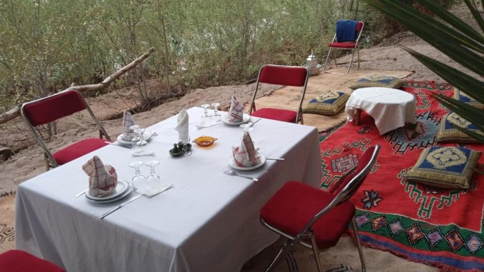 Auberge Restaurant Tissili " Oasis De Fint" Exteriör bild